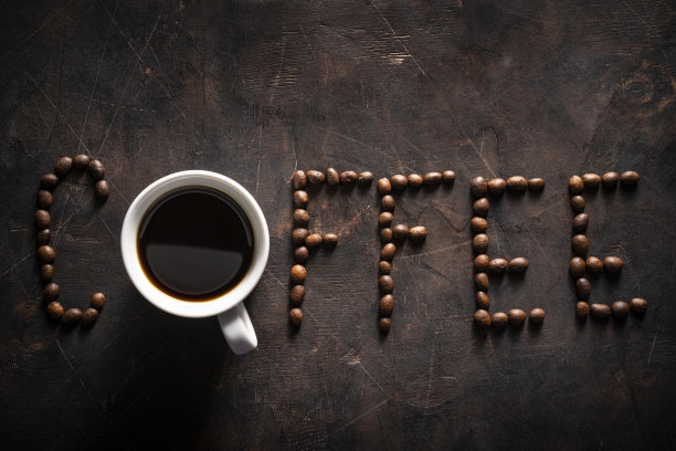由咖啡豆制成的咖啡色拼字图片下载