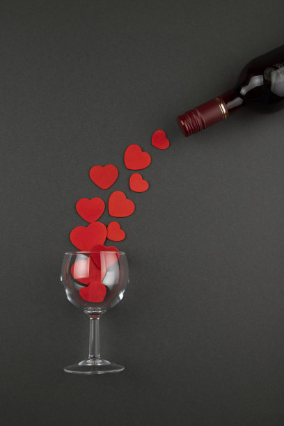 心形玻璃和酒瓶图片下载