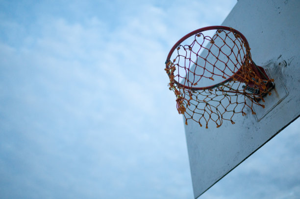 清晨黄昏的篮筐在大街上图片下载