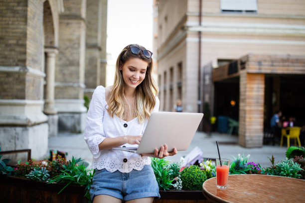 漂亮的黑发女孩使用笔记本电脑工作，自由职业，博客，学习，购物图片下载