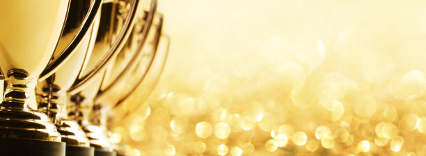 在金色背景上的一排奖杯图片下载