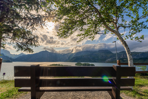 照片来自León最美丽的长椅，Riaño水库的一天与太阳和云在山上图片下载