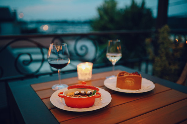 餐厅桌上有奶油brûlée和一杯葡萄酒图片下载