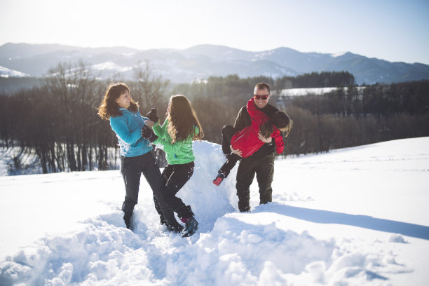 快乐家庭在冬天与雪作战图片下载