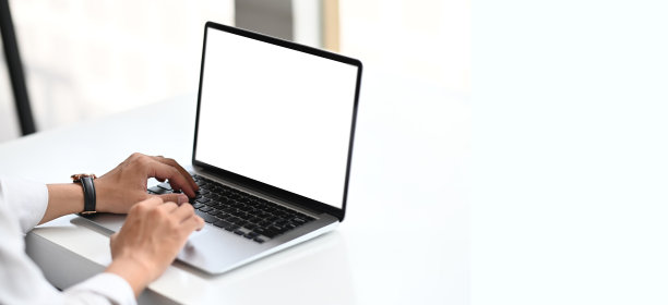 复制空间的人的手打字键盘与办公桌子的背景。图片下载