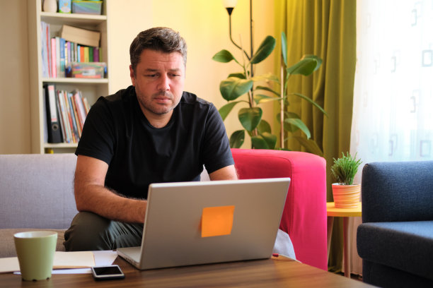 成功的商人在家用笔记本电脑进行视频通话。图片下载