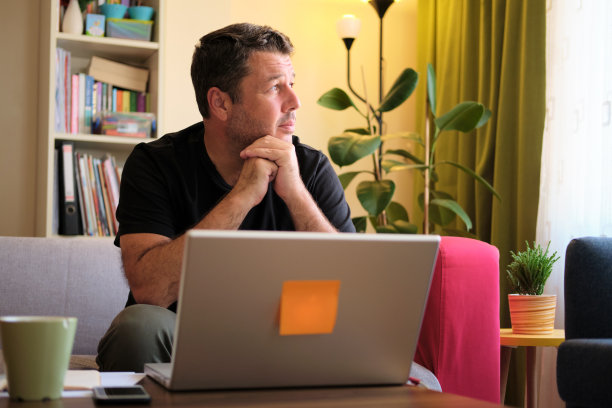 成功的商人在家用笔记本电脑进行视频通话。图片下载