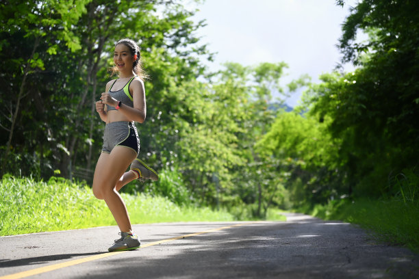 年轻女子在户外公园跑步。图片下载