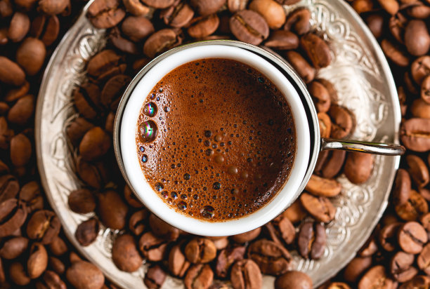 土耳其咖啡和咖啡豆。图片下载