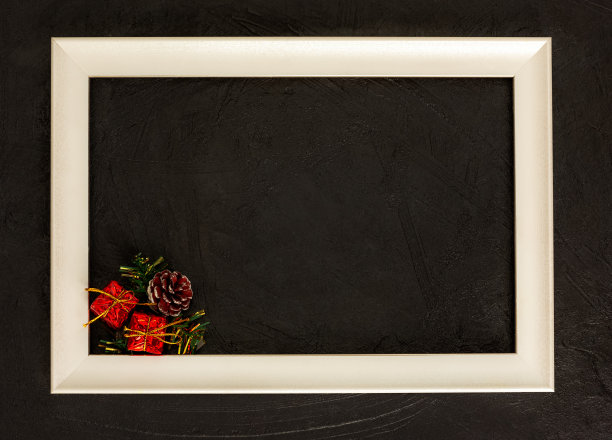 新年贺卡从一个框架和装饰在一个黑色的背景。图片下载