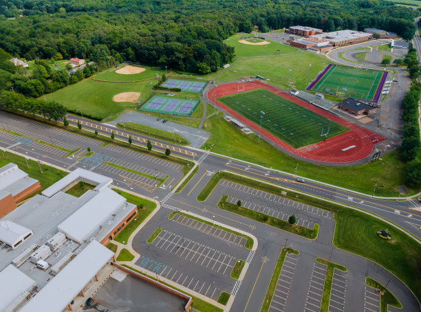 在冠状病毒感染的隔离期间，学校关闭了空体育场、篮球场和公园的训练场地图片下载