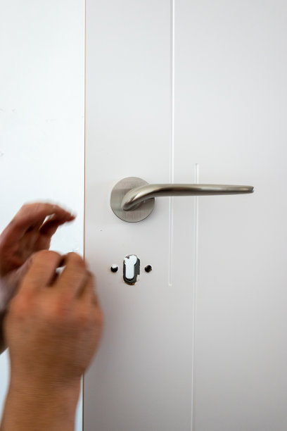 技术员安装门锁图片下载