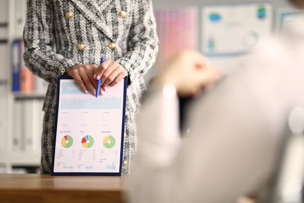 年轻女性当政图片下载