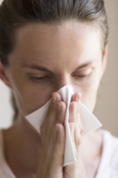 洗鼻子的女人图片下载