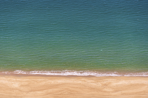鸟瞰图的沙滩与蓝色的海水在度假小镇芽庄越南图片下载