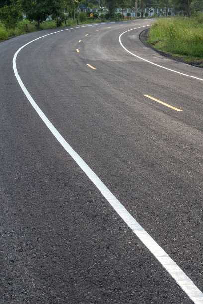 新铺的弯曲路面。图片下载