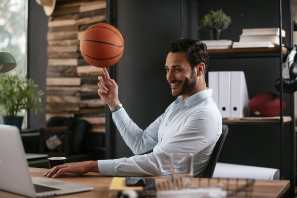 帅哥在工作的时候玩得很开心。图片下载