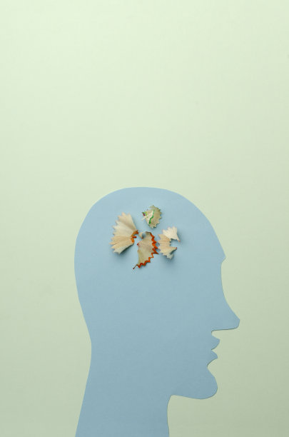 垂直的图像。纸的蓝色头和铅笔屑。垂直的图像。空的空间。心理健康图片下载