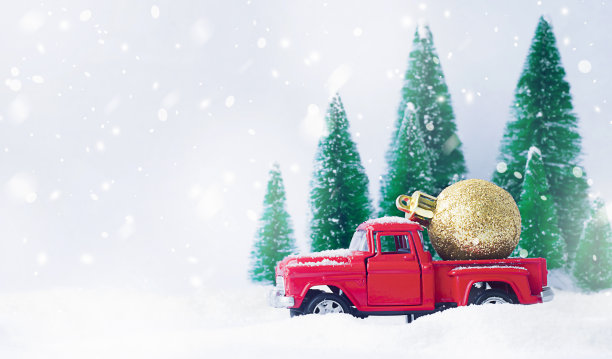 玩具卡车和圣诞装饰品图片下载