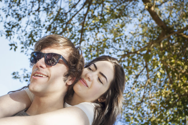 年轻夫妇快乐的户外图片下载