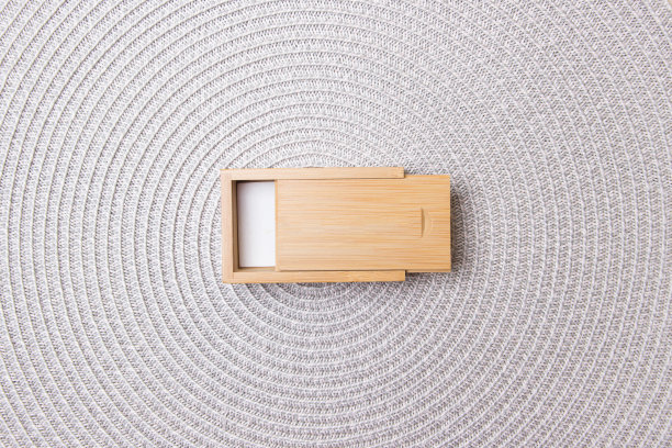 轻轻打开木箱上的螺旋背景接近图片下载