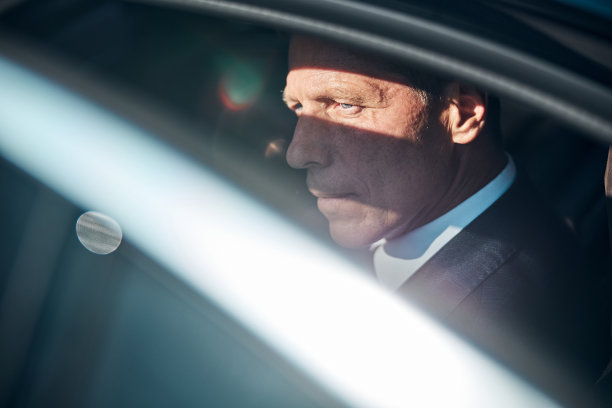 严肃优雅的男人被抬进车里图片下载