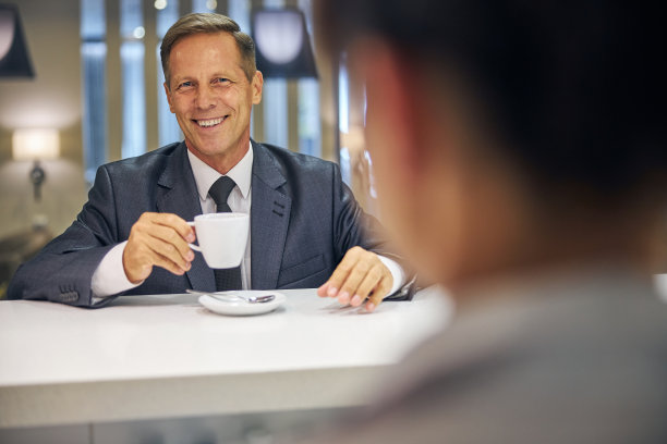 快乐优雅的男性在酒吧享受咖啡图片下载