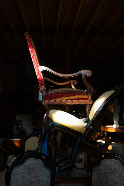 昏暗环境下的旧椅子图片下载