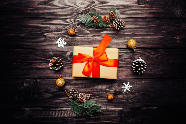 木制背景的新年礼物图片下载