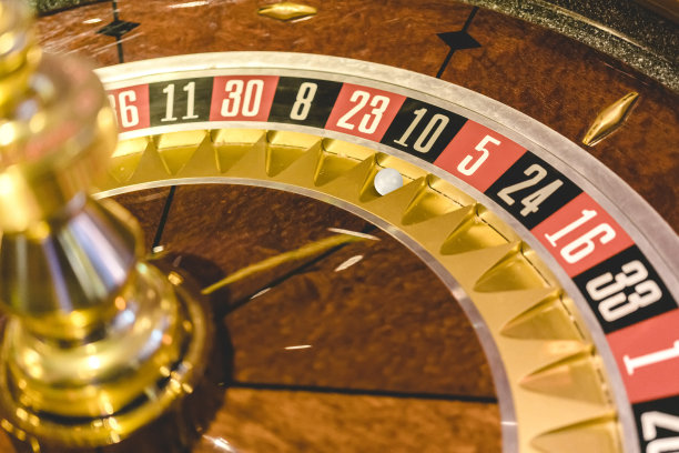 近距离观看轮盘赌轮盘与球。赌场的赌轮图片下载