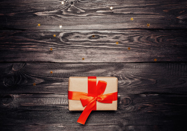 木制背景的新年礼物图片下载