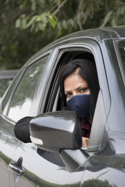 女人开车与面具库存照片图片下载