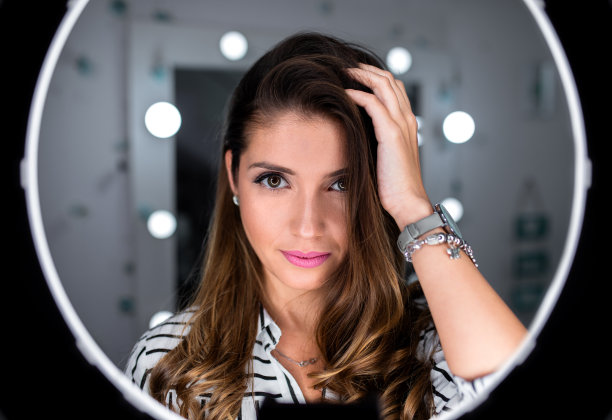 女人化妆。图片下载