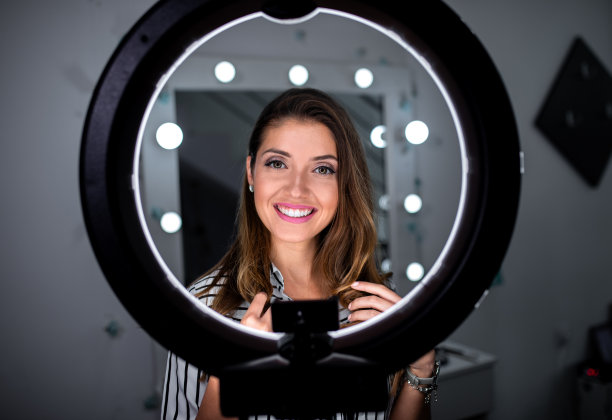 女人化妆。图片下载