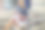 穿着牛仔夹克的快乐微笑的女人坐在城市街道的台阶上图片下载