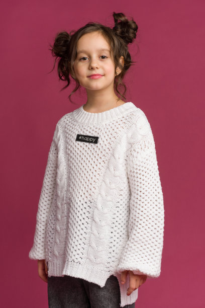 微笑的小女孩的照片，孩子孤立在粉红色的背景。图片下载