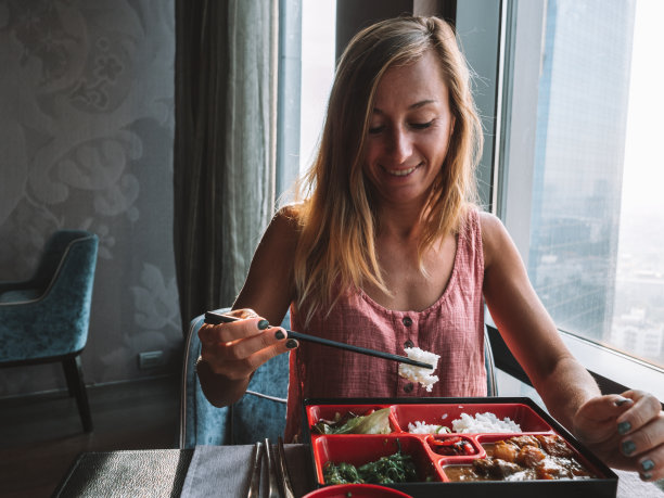 女人吃盒饭图片下载