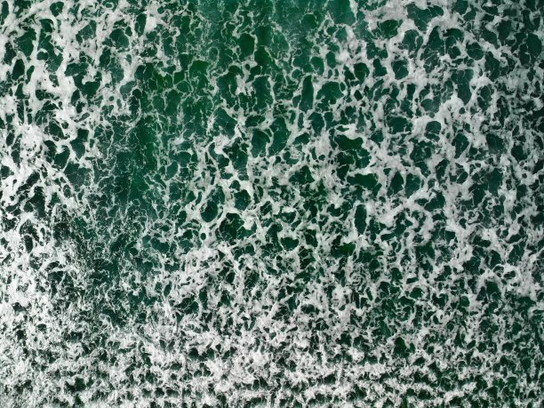海浪刚一冲，碧蓝碧绿的海水便呈现出纹理图片下载