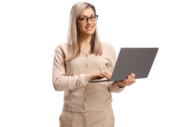 一个戴眼镜的金发女人拿着一台笔记本电脑图片下载