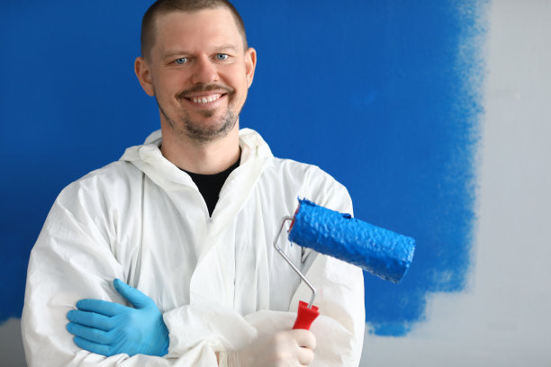 穿着制服的男画家，手里拿着滚筒图片下载