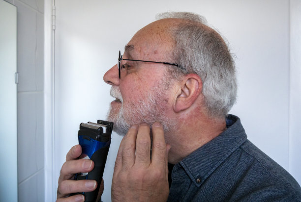 老家伙开始刮他的胡子了图片下载