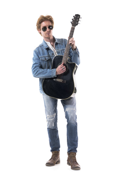 酷自信英俊的吉他手在时尚的衣服弹吉他。图片下载