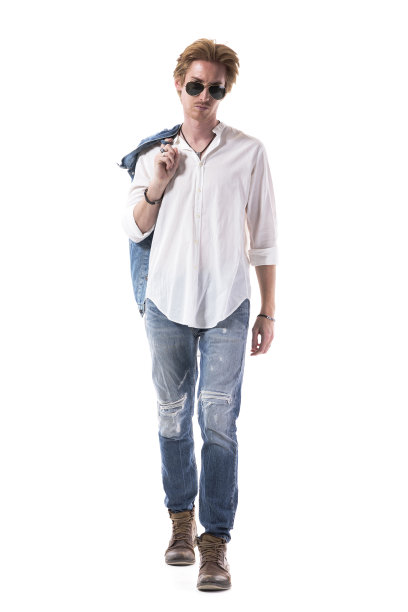 男子气概英俊时尚的男人在牛仔裤携带夹克走向相机图片下载