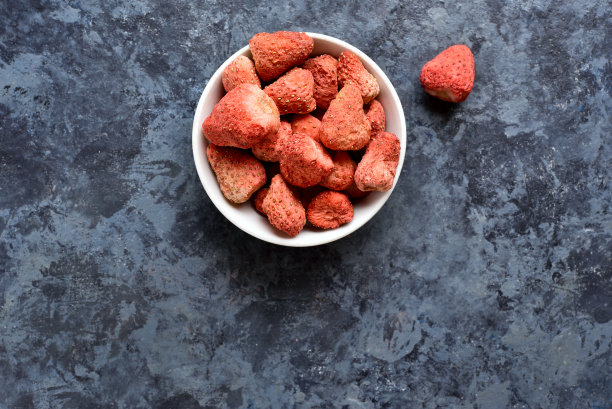 白碗里的草莓干图片下载