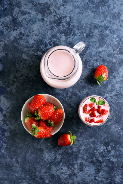 白碗里的草莓干图片下载