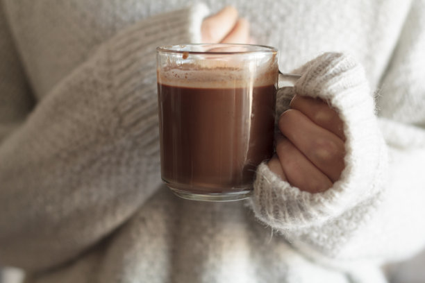 拿着一杯热巧克力的女孩图片下载
