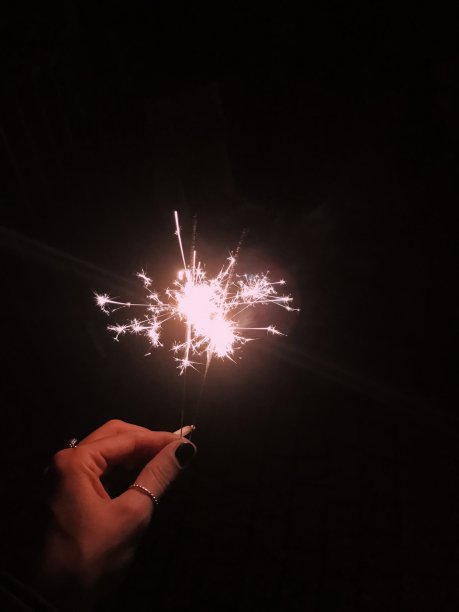 手里拿着一个烟花图片下载