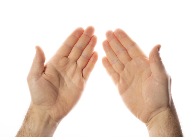 一个男子干净的双手和张开的手掌的特写，在白色的背景上，图片下载