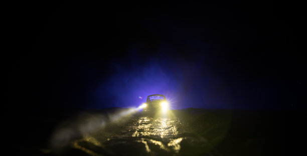 路上有雾。极端的驾驶环境。多雾的路。图片下载