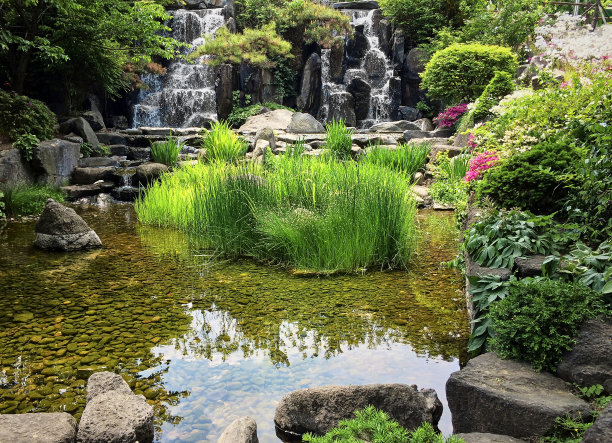 公园位于首尔市中心的春天季节。人造瀑布和美丽的公园景观图片下载